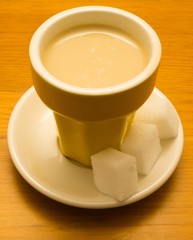 Latte Macchiato mit Zuckerwürfeln