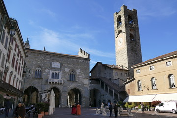 Fototapeta na wymiar Bergamo - piazza vecchia e campanone