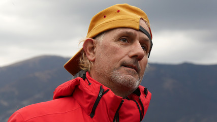 Ritratto di uomo sportivo in montagna