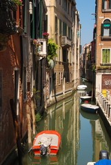 Fototapeta na wymiar Schmaler Kanal mit Booten in Venedig