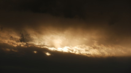 Naklejka na ściany i meble Maltempo in arrivo nuvole di temporale sul lago