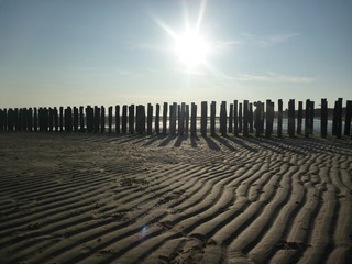 Sandstrand im Sonnenaufgang und Sonnenuntergang