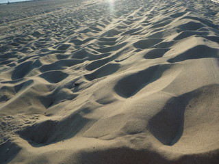 Sandstrand im Sonnenaufgang und Sonnenuntergang