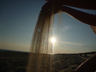 Sandstrand im Sonnenaufgang und Sonnenuntergang
