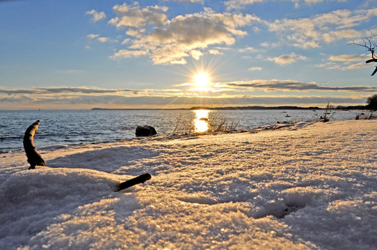 Sonnenuntergang am S&uuml;dstrand in G&ouml;hren im Winter