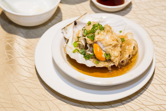 Steamed fresh scallop with clamp shell in Chinese meal
