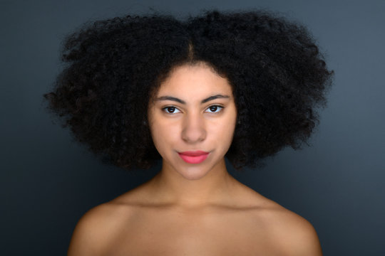 portrait beauté de la jeune fille afro-américaine avec le maquillage afro et glamour.