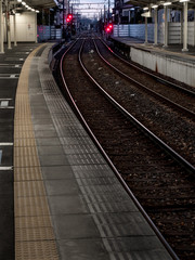 駅とレールと信号機