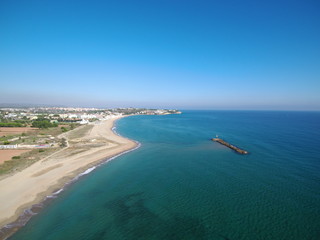 Playa de El castillo de Tamarit, de estilo románico, está situado sobre un promontorio a orillas del mar Mediterráneo en el término municipal de Tarragona (España)