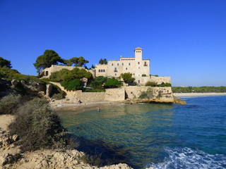 Fototapeta na wymiar El castillo de Tamarit, de estilo románico, está situado sobre un promontorio a orillas del mar Mediterráneo en el término municipal de Tarragona (España)