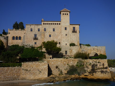 El castillo de Tamarit, de estilo románico, está situado sobre un promontorio a orillas del mar Mediterráneo en el término municipal de Tarragona (España)