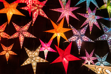 Bunte Weihnachtssterne auf dem Weihnachtsmarkt