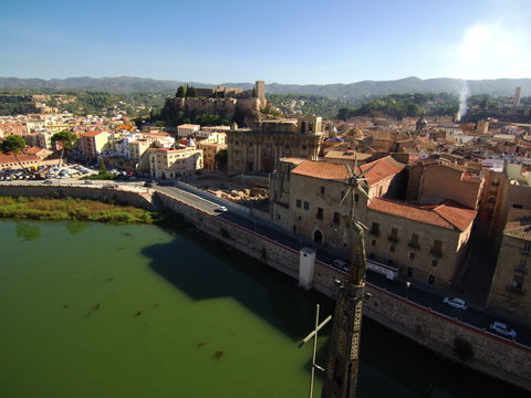 Vista aerea de Tortosa. Ciudad capital del Bajo Ebro, situada en la provincia de Tarragona, Cataluña (España) Fotografia con drone