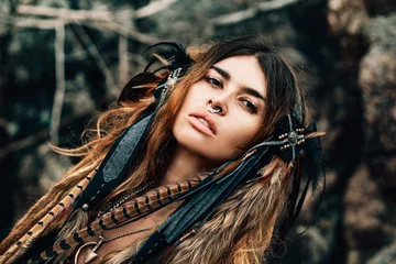 Fototapeten Nahaufnahme Porträt einer schönen Stammes-Tänzerin im Kopfschmuck © zolotareva_elina