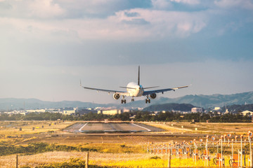 着陸する旅客機