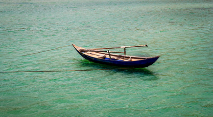Naklejka premium Simple bamboo boat on the sea