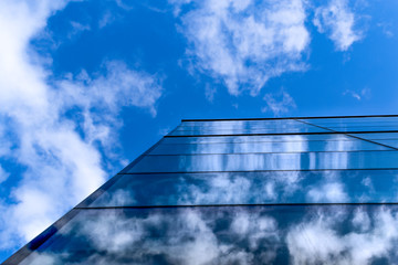 Fototapeta na wymiar the reflection of the sky in the building