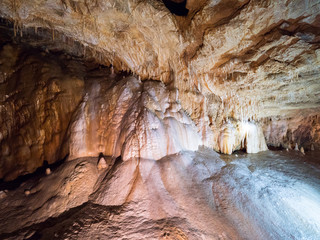 Szata naciekowa Jaskini Niedźwiedziej w Sudetach © JDziedzic