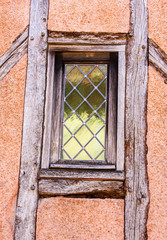 Vitrail sur vieille fenêtre