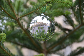 Boule de Noël argent scintillant dans sapin vert