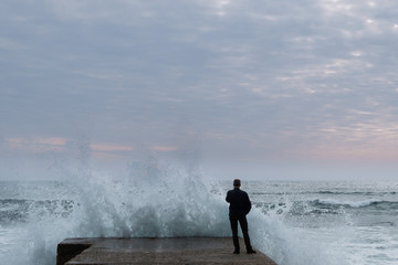 Sturm am Pier von Cascais, Portugal