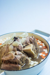 Kalbshachse mit Suppengem&uuml;se gekocht in einem Kochtopf