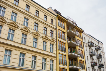 Fototapeta na wymiar yellow and white apartment houses in germany