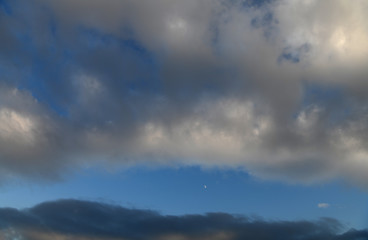 青空と月と雲「雲の風景」（大きな夢を抱く、運命、