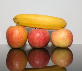 Banane aud liegend auf Apfel