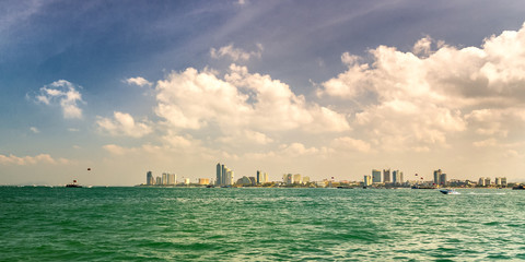 Naklejka premium вид с моря на курортный город Паттайя, Тайланд