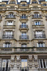 Naklejka premium Budynek Haussmanna w Paryżu, Francja