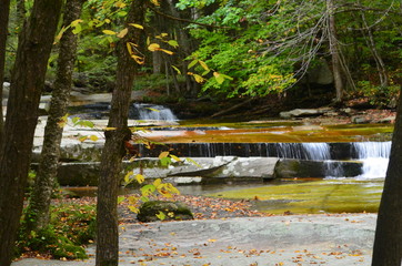 Obraz premium Water flowing over smooth rocks