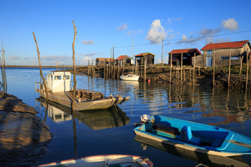 Chenal Ostréicole de La Tremblade avec ces cabanes de couleurs. Les Huitres de Marennes-Oléron