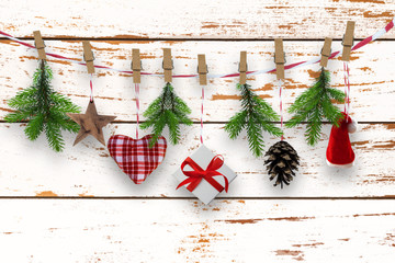 selbst gemachte hängende fröhliche weihnachtsdekoration an rustikaler holzwand