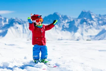 Photo sur Plexiglas Sports dhiver Kids winter snow sport. Children ski. Family skiing.