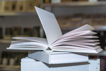 Hay dos libros, uno abierto y otro cerrado.