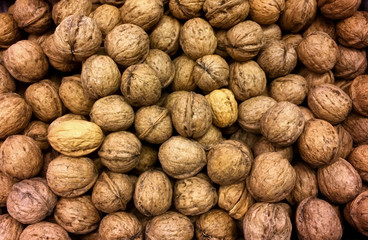 Walnüsse von oben mit Schale