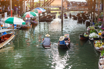 Obraz premium Damnoen Saduak floating market in Ratchaburi near Bangkok, Thailand