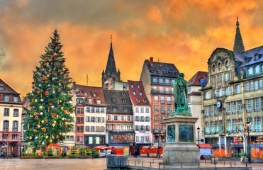 Christmas tree and statue of General Kleber in Strasbourg, France - obrazy, fototapety, plakaty