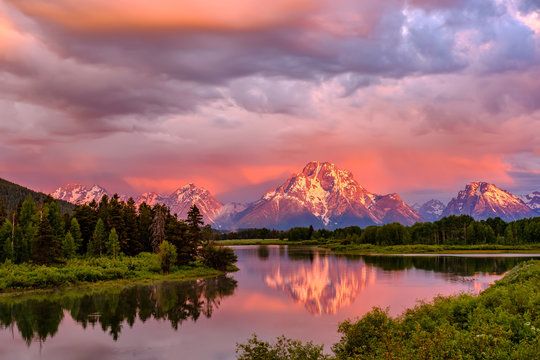 Fototapeta Mountains in Grand Teton National Park at sunrise. Oxbow Bend on the Snake River.