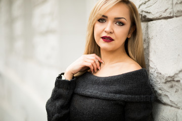 Junge Frau sinnlich an einer weißen Wand