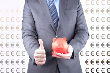 Finanz Berater mit Spardose in der Hand und Daumen nach oben
