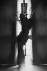 Porträt einer schönen Frau im Studio, im alten Stil, monochrom © Radarani