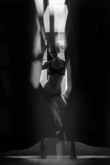 Porträt einer schönen Frau im Studio, im alten Stil, monochrom © Radarani