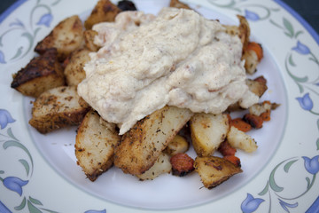 Fried and crispy potato with fresh carrot with white cauliflower sauce.