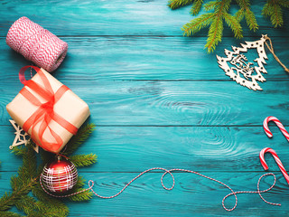 Naklejka premium Christmas new year flat lay with gift box on green wooden background