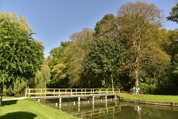 L'un des ponts en bois et son reflet dans l'eau enjambant un bras de l'étang principal ,au Vrijbroekpark à Malines