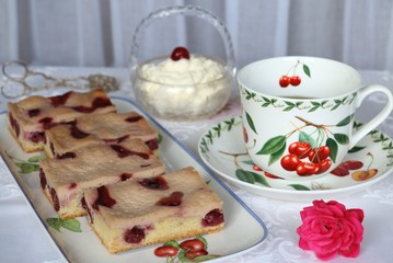 Kirschkuchen auf Kuchenplatte mit Schlagsahne