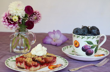Zwetschgendatschi Pflaumenkuchen mit Hefeteig und Dahlienstrauss