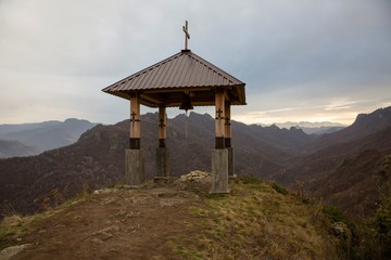 Красивая колокольня на фоне высоких гор, живописная беседка в ущелье, панорама, Северный Кавказ